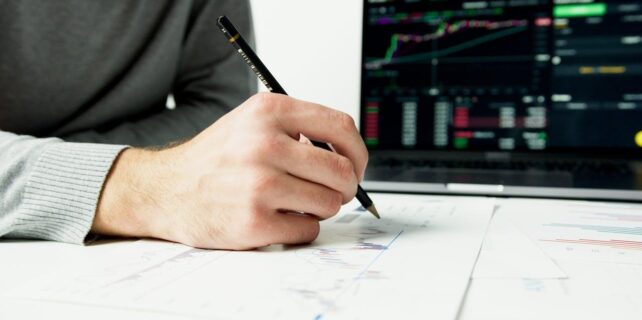 How to Become a Successful IB Broker in 2025