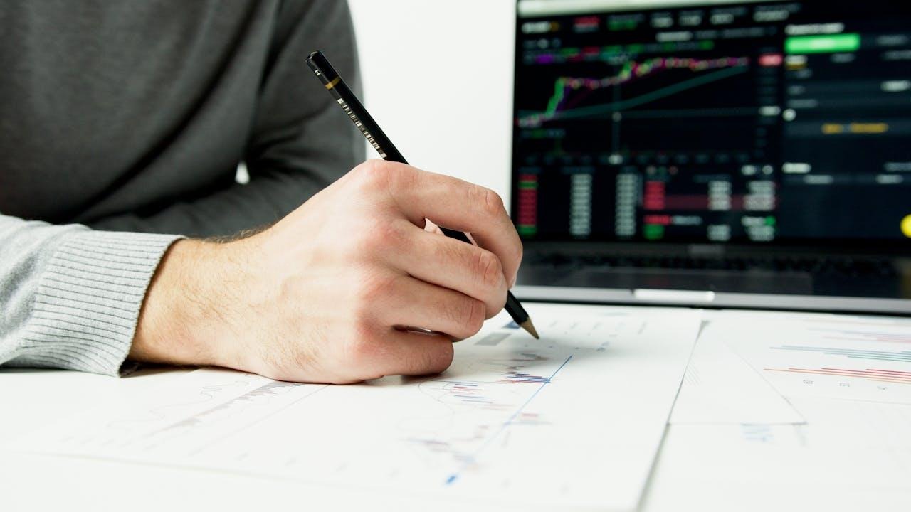 How to Become a Successful IB Broker in 2025